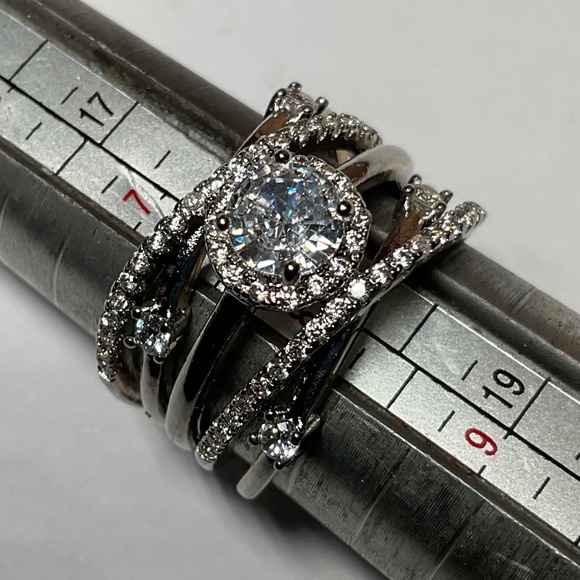 Sterling Silver Ring with clear Stones. Size 8 - Picture 1 of 8